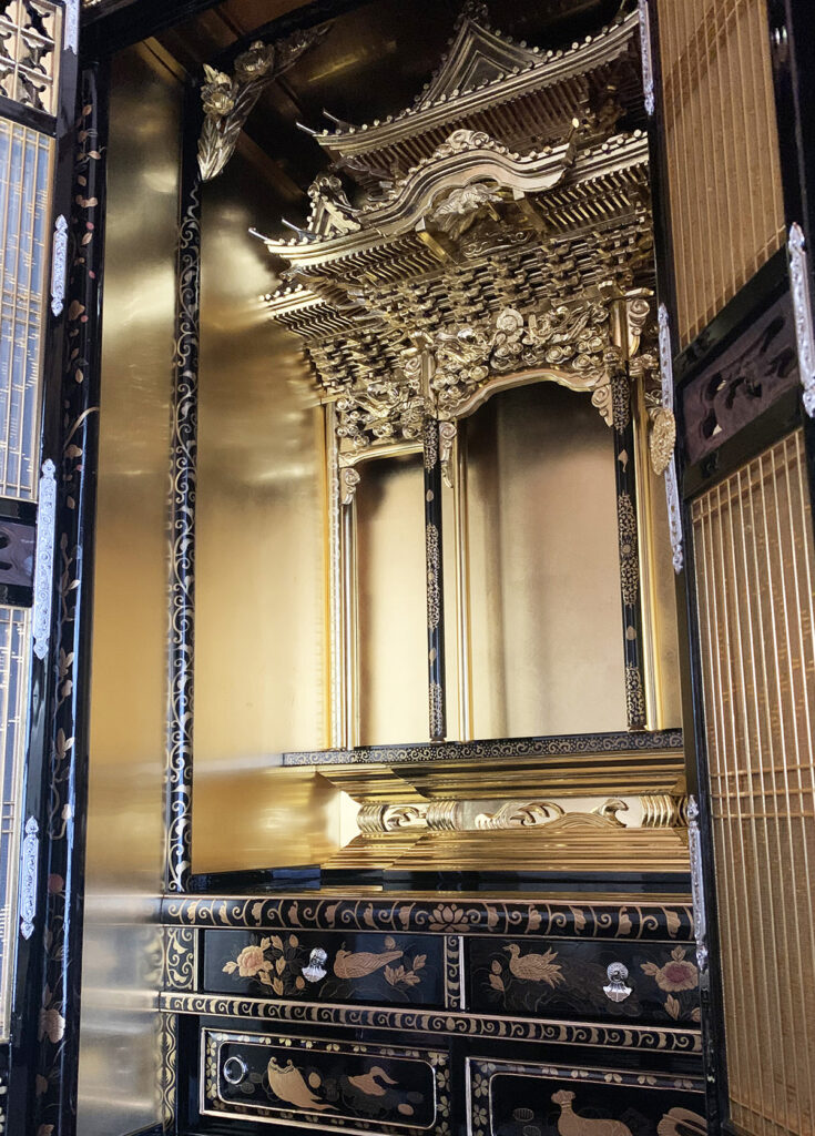 修復後の金沢仏壇。