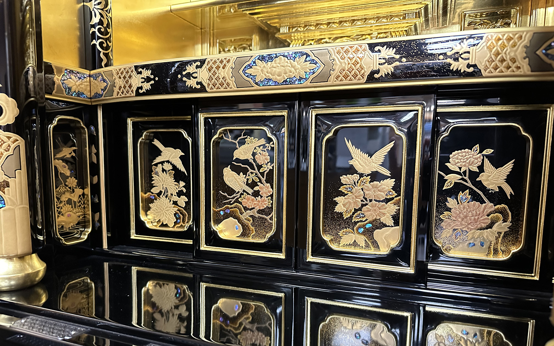 金沢仏壇の引き戸の蒔絵画像