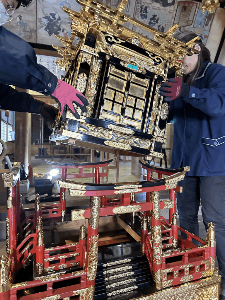 修復した神輿の組立の様子。
