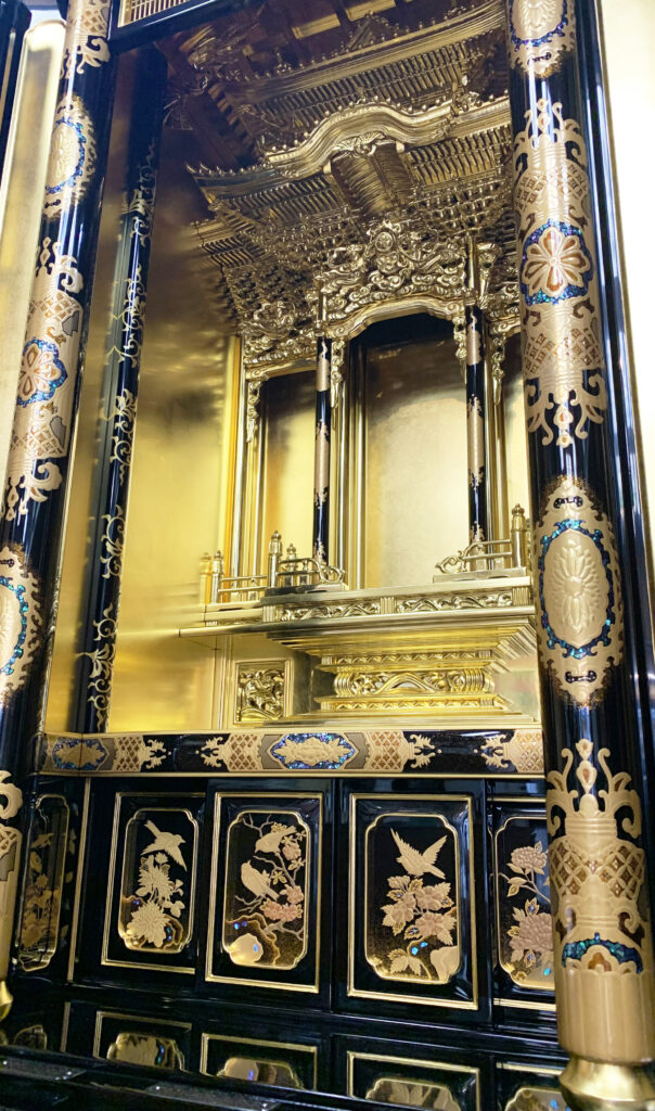 金沢仏壇の内部画像。