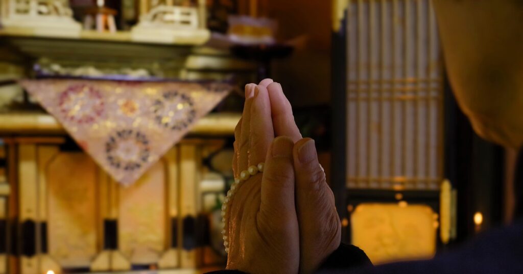 仏壇の向かって合掌している様子。