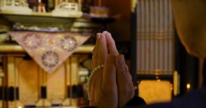 仏壇の向かって合掌している様子。