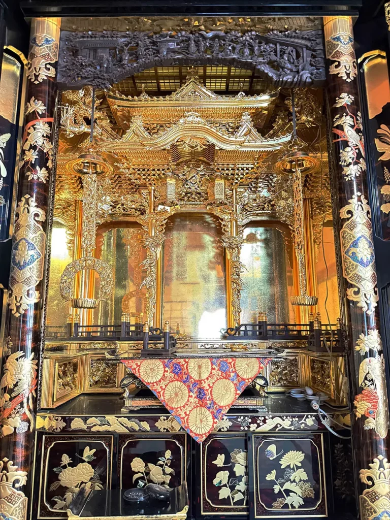 リメイク前の大型金仏壇の内部（総高190cm）